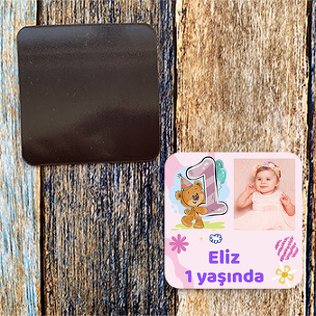 1 Yaş Ayıcık ile Pembe Fon Temalı Kare Magnet