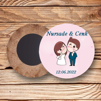 Anime Gelin Damat ile Pembe Fon Temalı Daire Ahşap Magnet