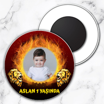 Aslan ile Ateşli Çerçeve Temalı Daire Plastik Magnet