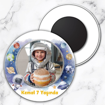 Astronot ile Soft Tonlarda Gezegenler Temalı Daire Plastik Magnet