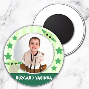 Baby Yoda Yeşil Fon Temalı Resimli Daire Plastik Magnet