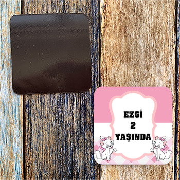 Beyaz Kedi Temalı Kare Doğum Günü Magnet