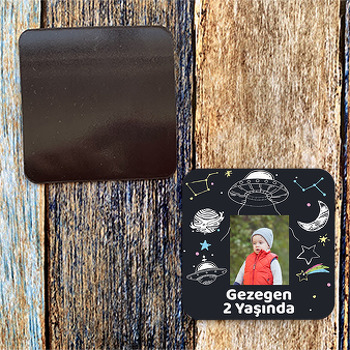 Beyaz Ufo ile Siyah Fon Temalı Kare Magnet