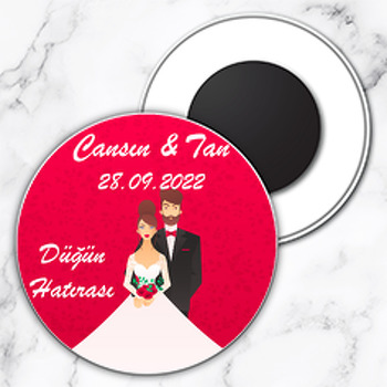 Gelin Damat ile Kırmızı Fonda Buket Temalı Daire Plastik Magnet