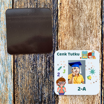 Gözlüklü Çantalı Öğrenci ile Okul Temalı Kare Magnet