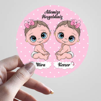 İkiz Kız Bebekler ile Pembe Puantiye Fon Temalı Sticker