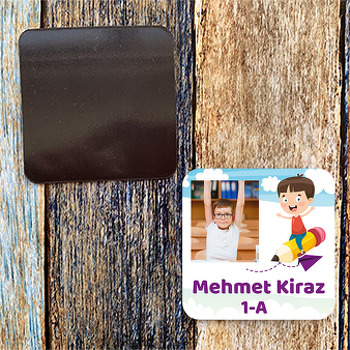 Kalemle Uçan Erkek Öğrenci Temalı Kare Magnet