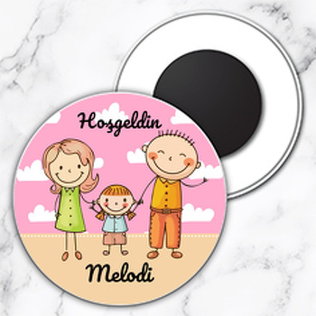 Kız Çocuklu Aile ile Pembe Bulutlar Temalı Daire Plastik Magnet