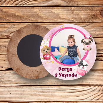 Köpekler ile Pembe Fon Temalı Resimli Ahşap Daire Magnet