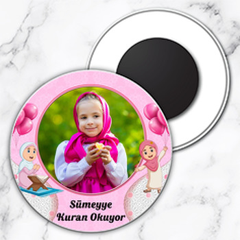 Kuran Okuyorum Pembe Temalı Resimli Daire Plastik Magnet