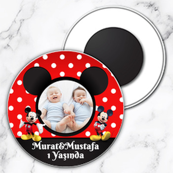 Mickey Mouse Kırmızı Fonda İkiz Temalı Resimli Daire Plastik Magnet