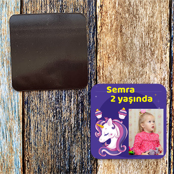 Mor ile Pembe Yeleli Unicorn Temalı Kare Magnet