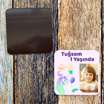 Mor ile Yeşil Yeleli Unicorn Pembe Fon Temalı Kare Magnet