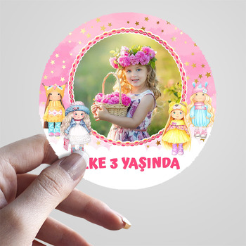 Oyuncak Bebekler ile Pembe Fon Temalı Sticker