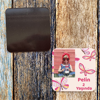 Pembe Çizgili Kelebekler ile Krem Fon Temalı Kare Magnet