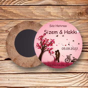 Pembe Fonda Kalpli Ağaç ve Sevgililer Temalı Daire Ahşap Magnet