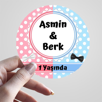 Pembe Mavi Puantiyeli Fon ile İkiz Temalı Sticker