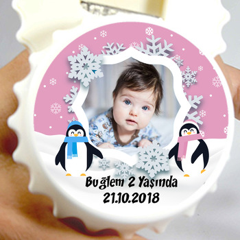 Pembe Penguen Temalı Resimli Kapak Şekilli Magnet Açacak