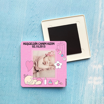 Pembe Uyuyan Bebek Temalı Plastik Kare Magnet