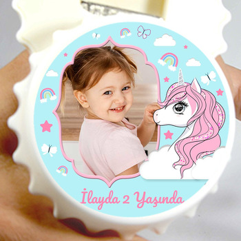 Pembe Yeleli Unicorn ile Mavi Desenli Fon Temalı Kapak Şekilli Magnet Açacak