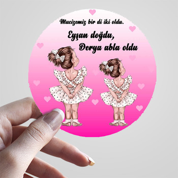 Puantiyeli Elbiseli Kız Kardeşler ile Pembe Kalpli Fon Temalı Sticker