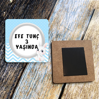 Tavşan ile Mavi Puantiye Fon Temalı Kare Ahşap Magnet